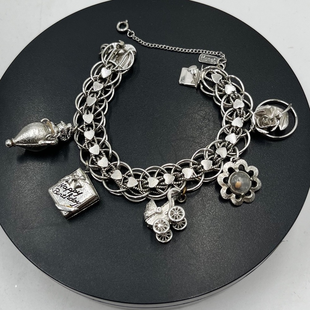Monet Vintage Signed Silver
Tone Double Link Movable 5 Charm Bracelet
Bracelet